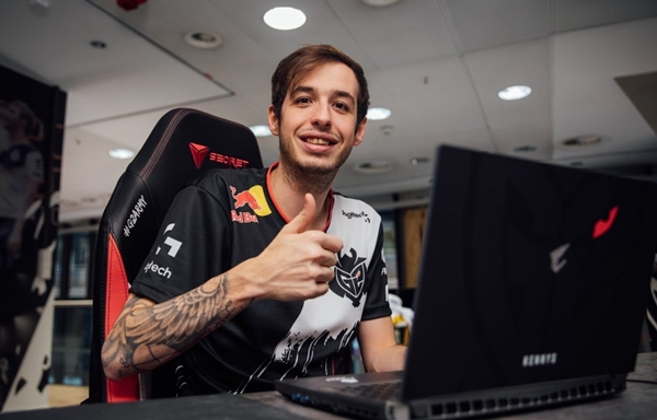 JD Gaming 和 Oh My God 在五场比赛中奋战并赢得了比赛，以 2-0 的战绩晋级淘汰赛阶段。