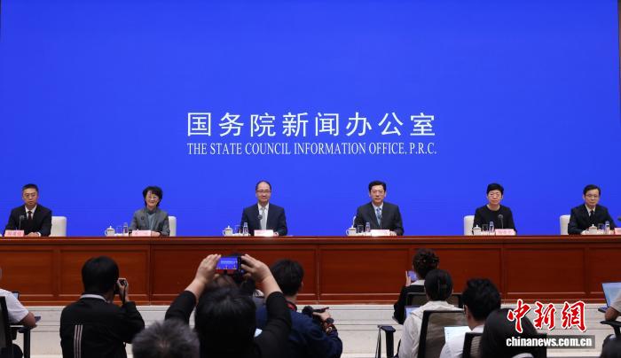 9月18日，中国国务院新闻办公室在北京举行新闻发布会，商务部部长助理张力、商务部对外贸易司司长杨涛、中国对外贸易中心主任朱咏、广东省人民政府副秘书长郭亦乐、广州市人民政府副市长胡浩介绍第140届中国进出口商品交易会（广交会）有关情况，并答记者问。<a target='_blank' href='/'>中新社</a>记者 杨可佳 摄